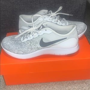 Women’s Nike tennis shoes